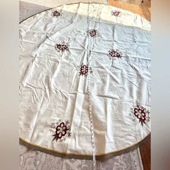 Vintage floral embroidered cream round tablecloth gold accent fringed 71.5” - Picture 5 of 9